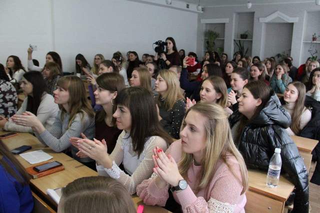 Заворожена виконанням пісенних шедеврів авдиторія